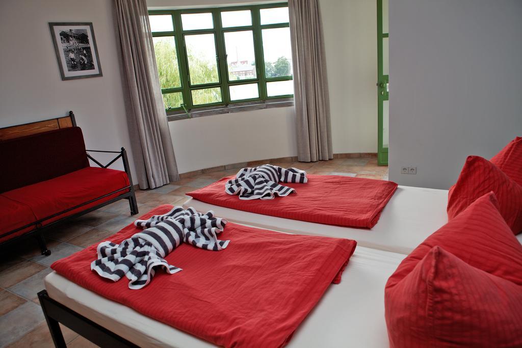Seminar- Und Gaestehaus Flussbad Gartenstrasse Berlijn Kamer foto